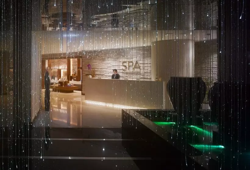 هتل Crowne Plaza Dubai Festival City