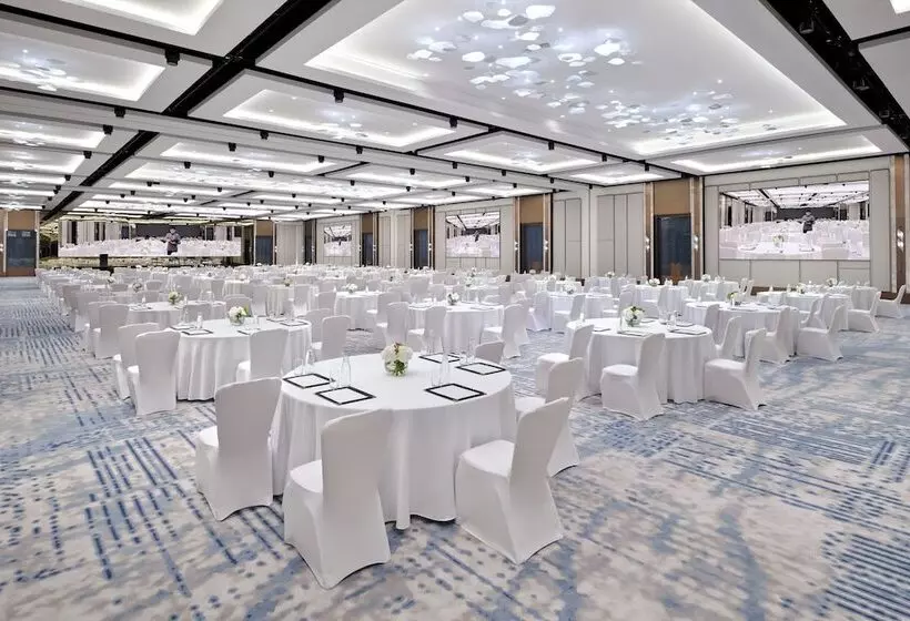 هتل Crowne Plaza Dubai Festival City