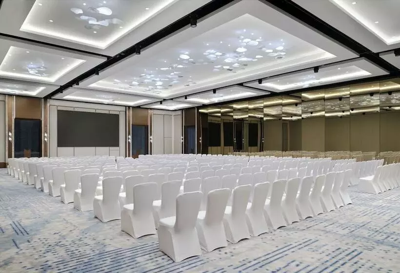 هتل Crowne Plaza Dubai Festival City