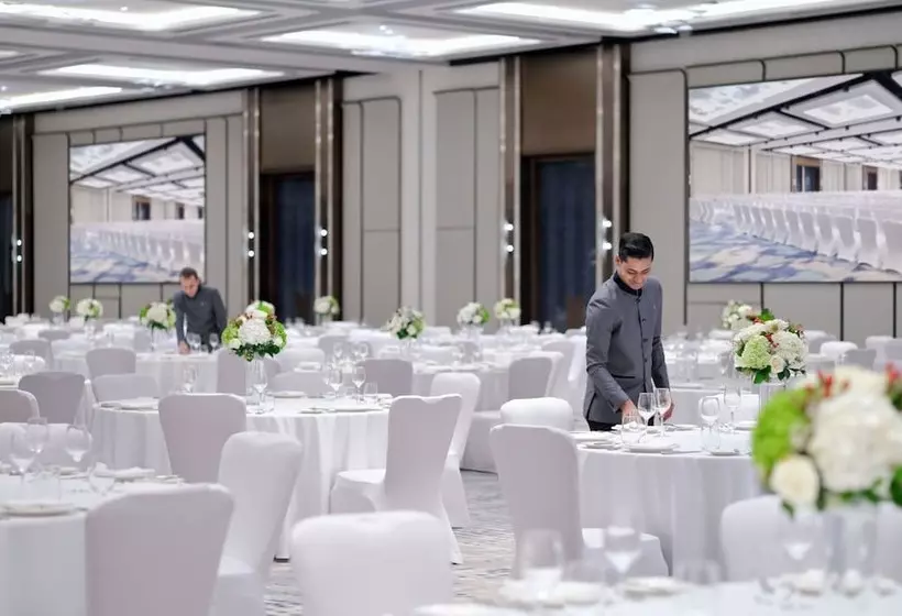 هتل Crowne Plaza Dubai Festival City