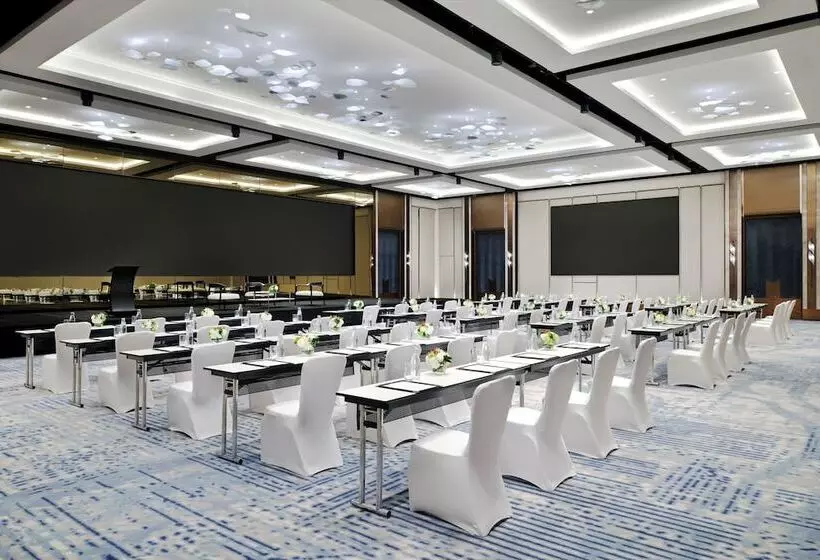 هتل Crowne Plaza Dubai Festival City