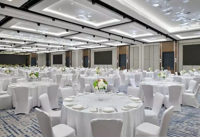 هتل Crowne Plaza Dubai Festival City
