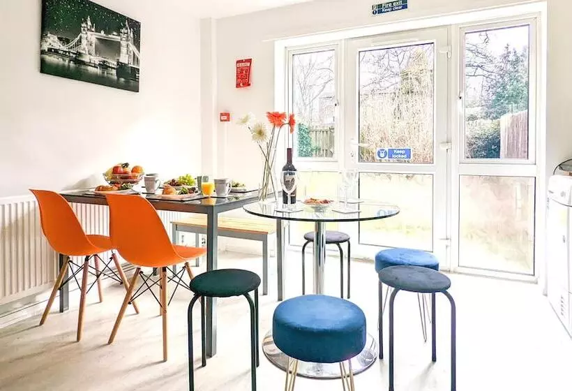 Hotelli Outfield Homes