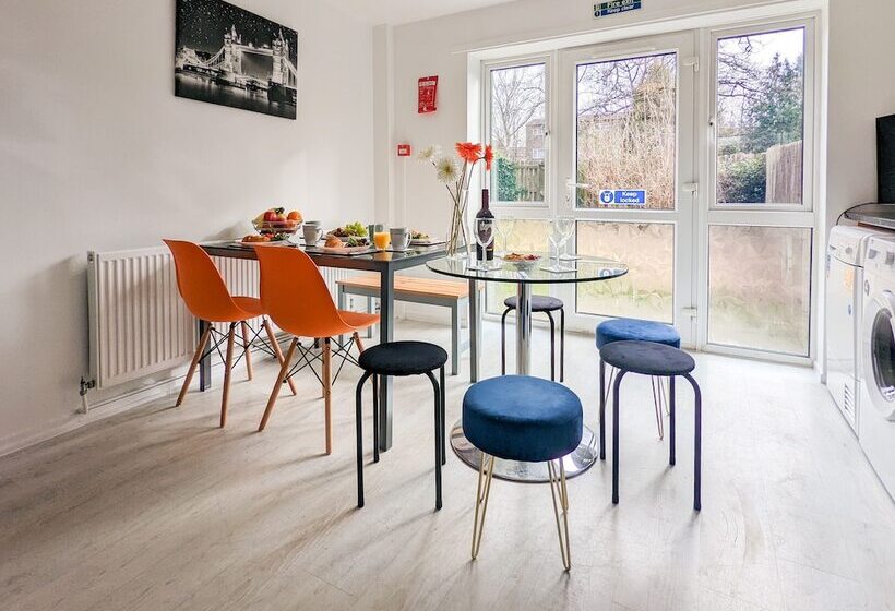 فندق Outfield Homes