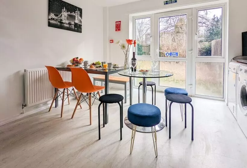 Hotelli Outfield Homes