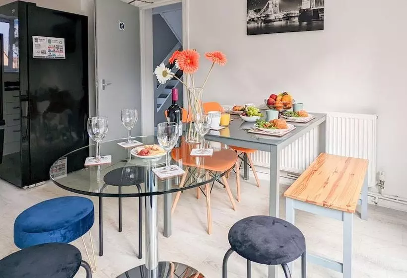 Hotelli Outfield Homes