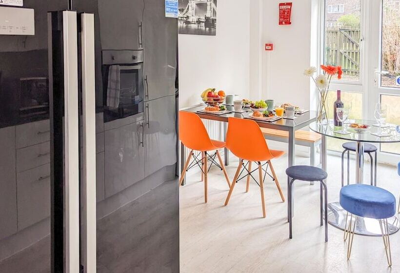 فندق Outfield Homes