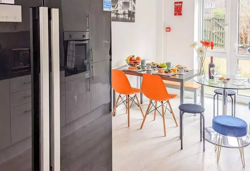 Hotelli Outfield Homes