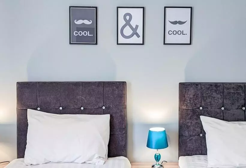 Hotelli Outfield Homes