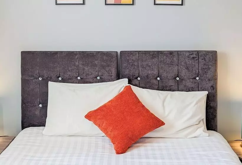 Hotelli Outfield Homes