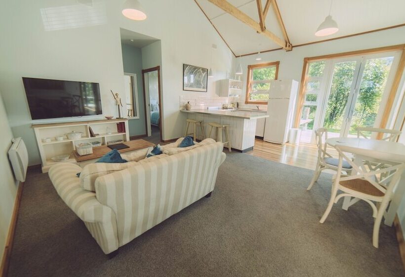 Отель Silverstream Retreat