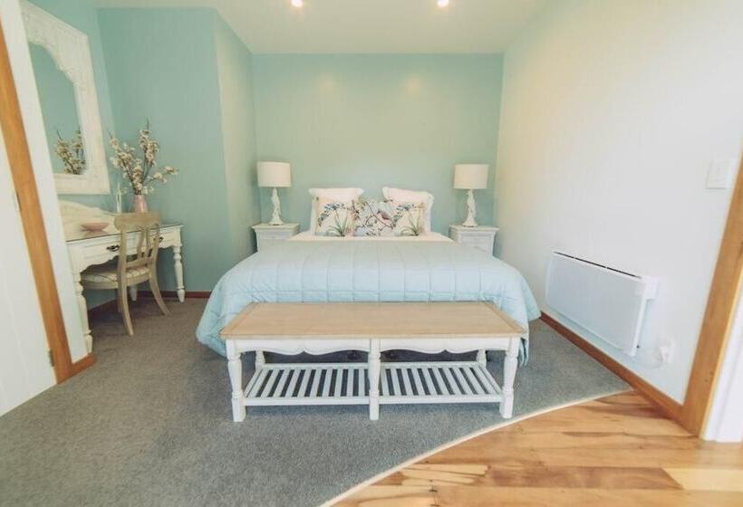 Отель Silverstream Retreat