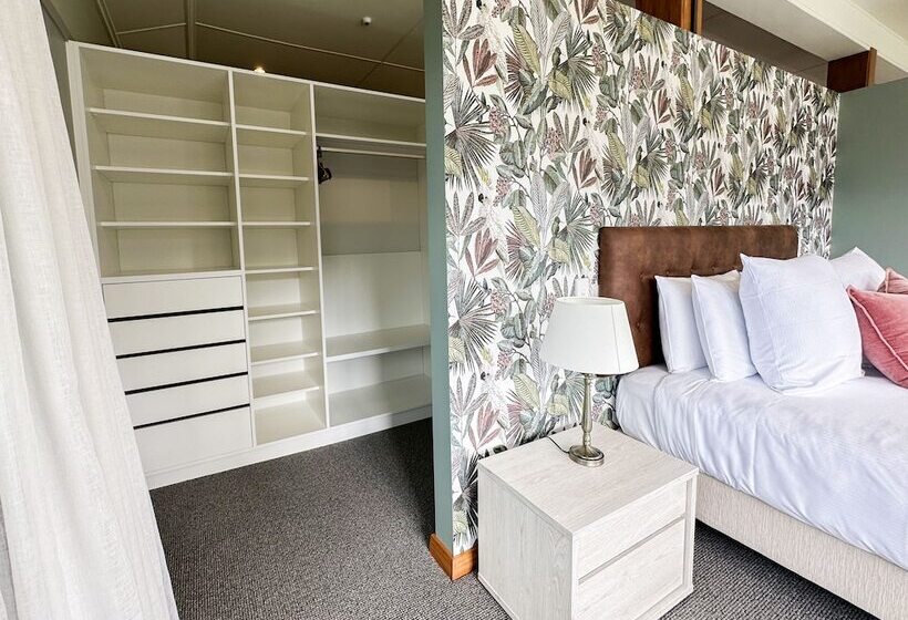 Отель Silverstream Retreat