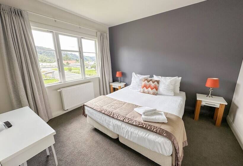 Отель Silverstream Retreat