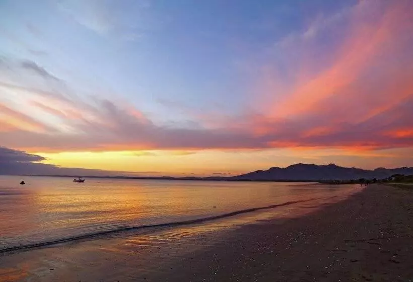 Отель Aquarius On The Beach