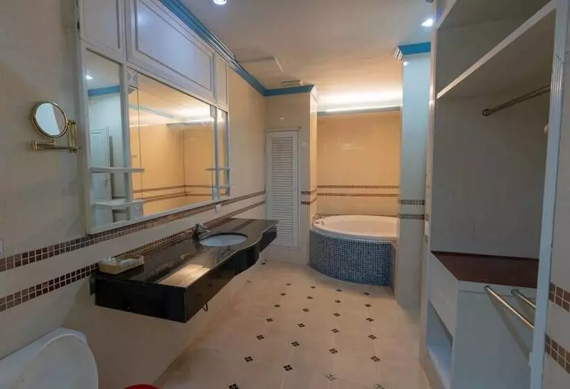 فندق Ayodhaya Palace Beach Resort Krabi