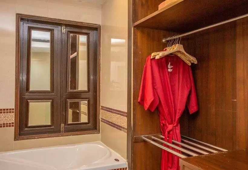 فندق Ayodhaya Palace Beach Resort Krabi