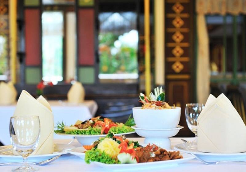 בית מלון כפרי Ayodhaya Palace Beach Resort Krabi