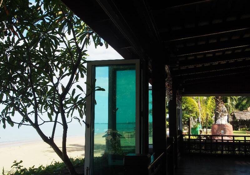 בית מלון כפרי Khaolak Palm Beach Resort