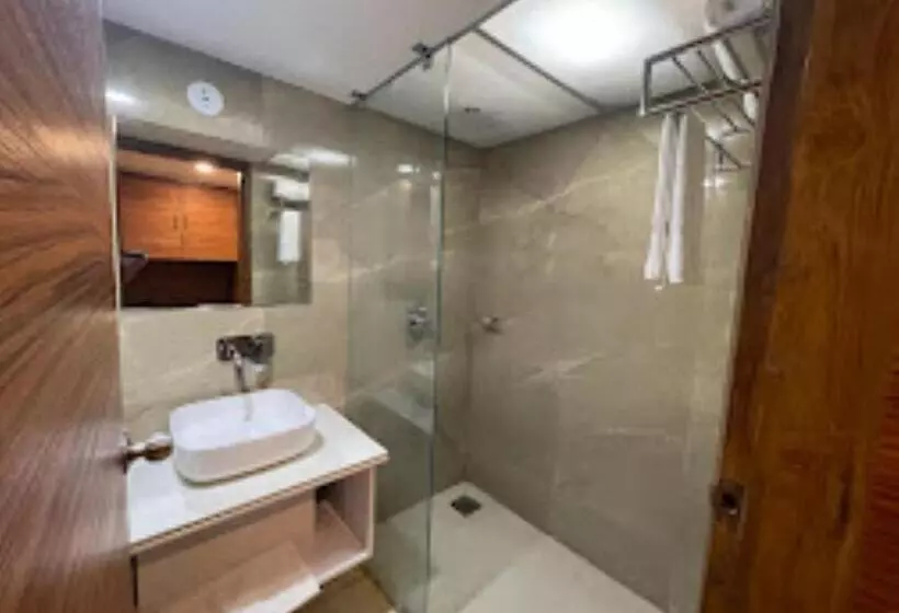 ホテル High Rise Regency, Burhanpur