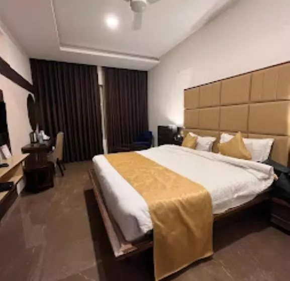 ホテル High Rise Regency, Burhanpur