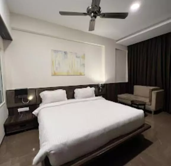 ホテル High Rise Regency, Burhanpur