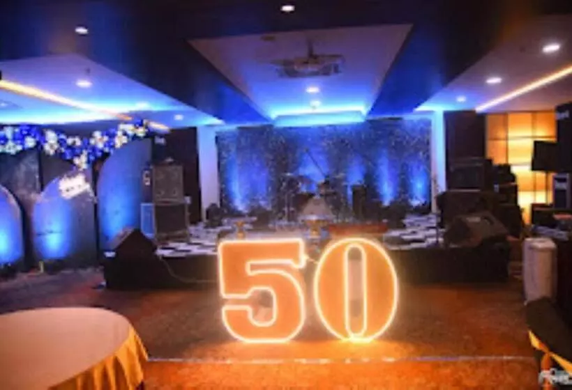 ホテル High Rise Regency, Burhanpur