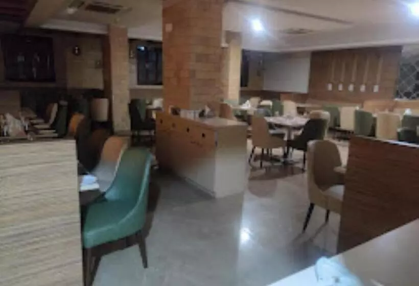 ホテル High Rise Regency, Burhanpur