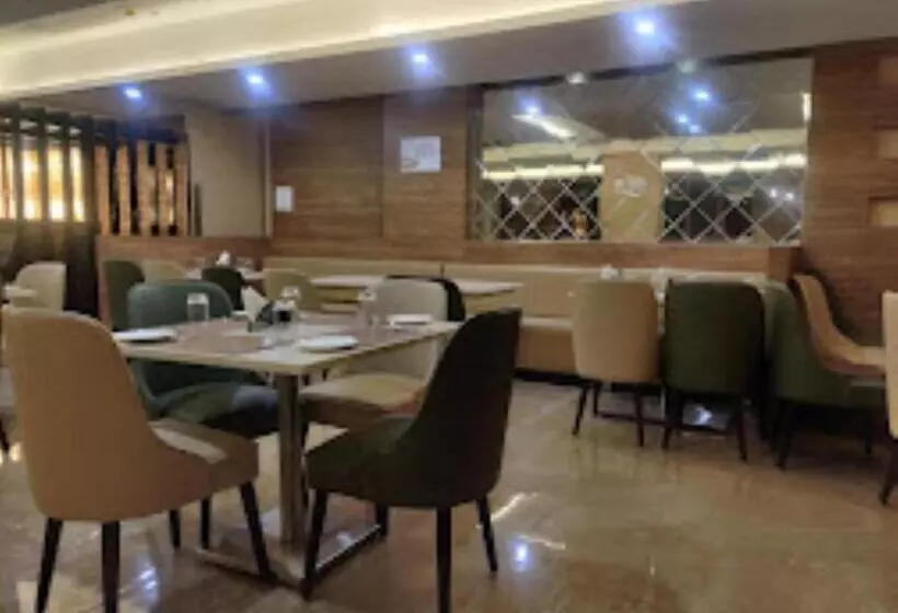 ホテル High Rise Regency, Burhanpur