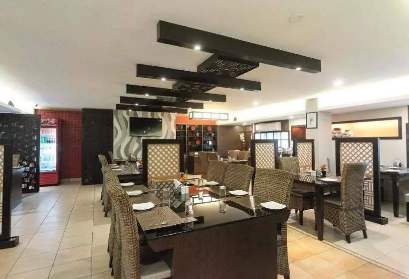 هتل Oyo 78419 Collection O Prime Santhome Inn