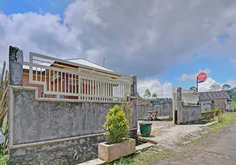 Hotelli Oyo 90242 Villa & Guest House Panput