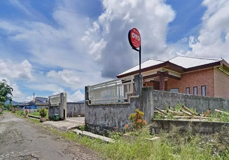 Hotelli Oyo 90242 Villa & Guest House Panput