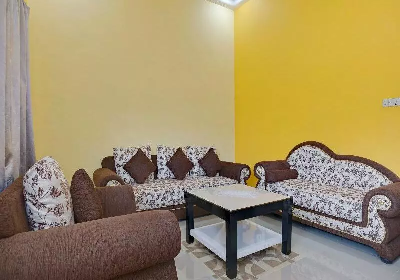 Hotelli Oyo 90242 Villa & Guest House Panput