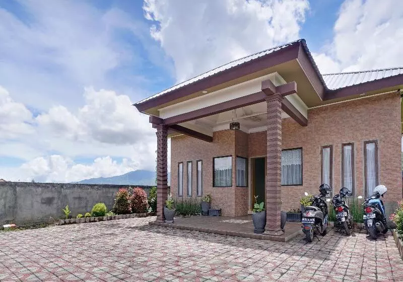 Hotelli Oyo 90242 Villa & Guest House Panput