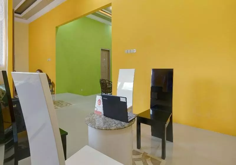 Hotelli Oyo 90242 Villa & Guest House Panput