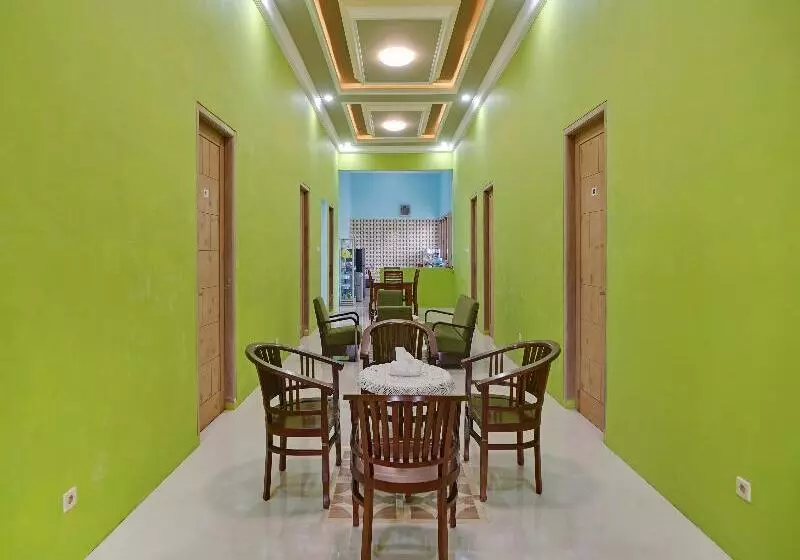 Hotelli Oyo 90242 Villa & Guest House Panput