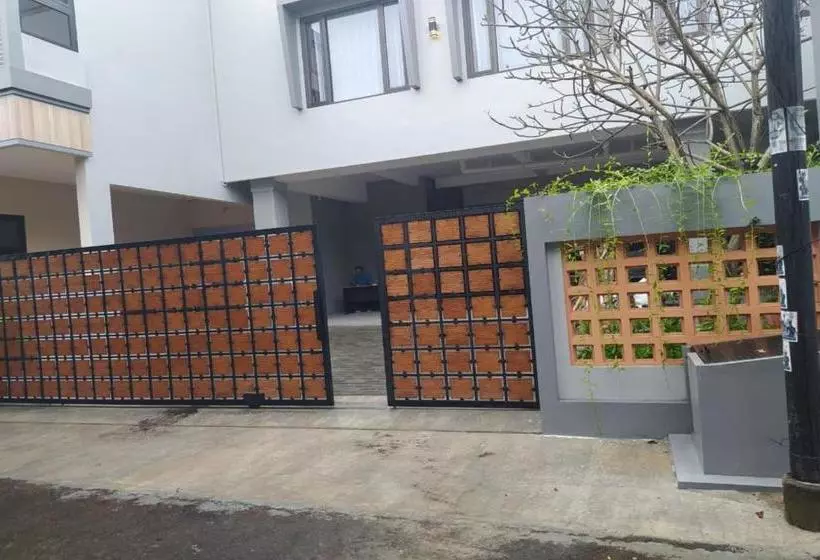 Hotel Oyo 90256 My Kost
