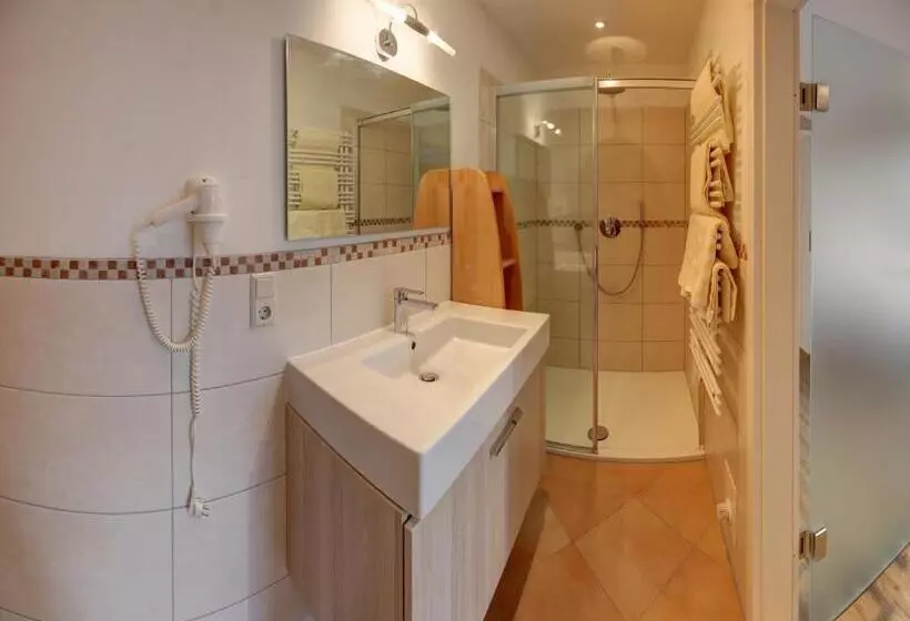 Hotelli Gasthof Metzgerei Hirschbichler   Chiemgau Karte