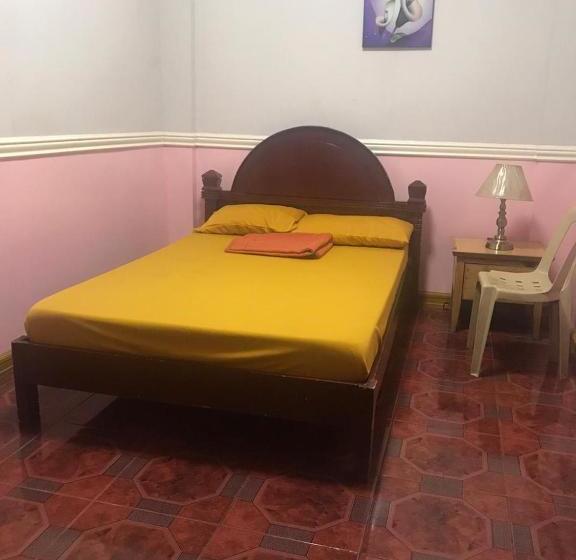 Hotel Oyo 735 E & E Valley High Apartelle