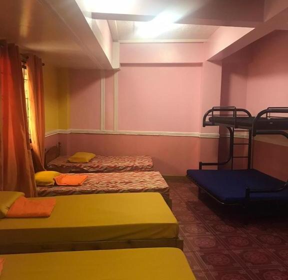 Hotel Oyo 735 E & E Valley High Apartelle