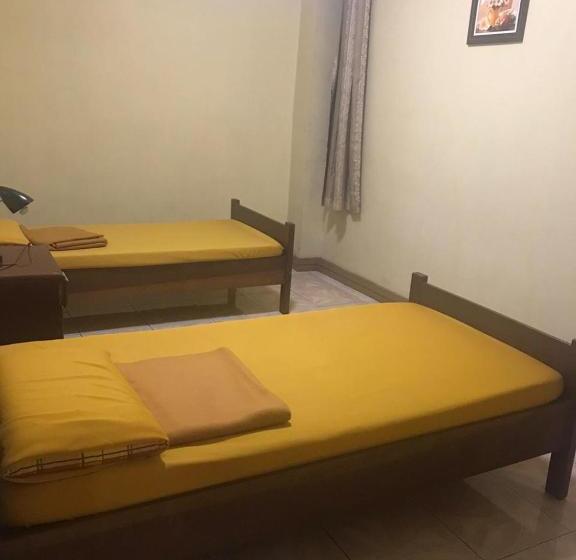 Hotel Oyo 735 E & E Valley High Apartelle