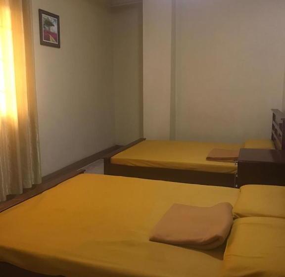 Hotel Oyo 735 E & E Valley High Apartelle