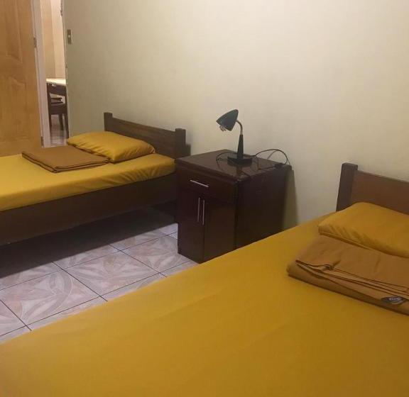 Hotel Oyo 735 E & E Valley High Apartelle