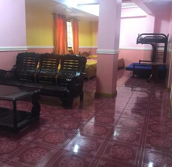 Hotel Oyo 735 E & E Valley High Apartelle