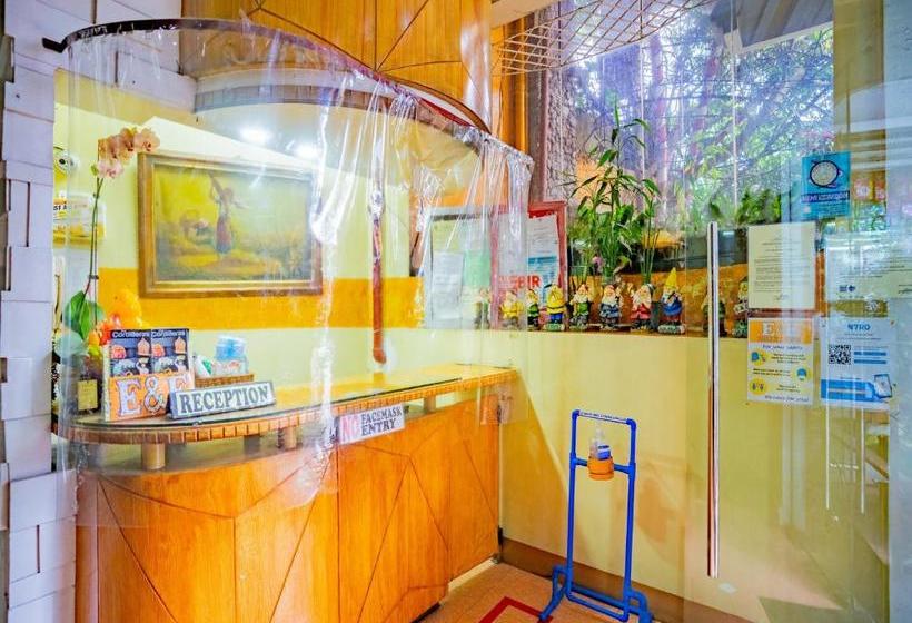 Hotel Oyo 735 E & E Valley High Apartelle