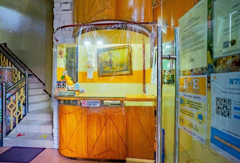 Hotel Oyo 735 E & E Valley High Apartelle