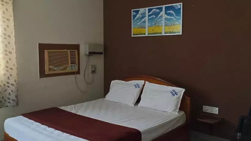 Hotelli Sridhar Lodge