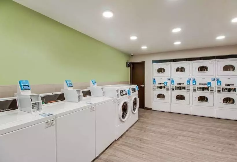 ホテル Woodspring Suites Bakersfield Airport