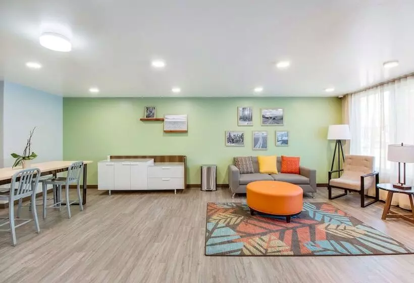 ホテル Woodspring Suites Bakersfield Airport