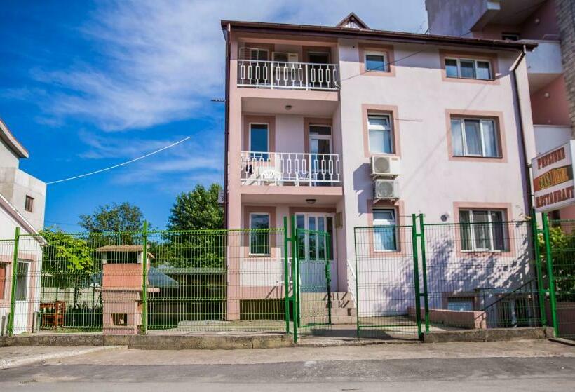 بنسيون Casa Raul